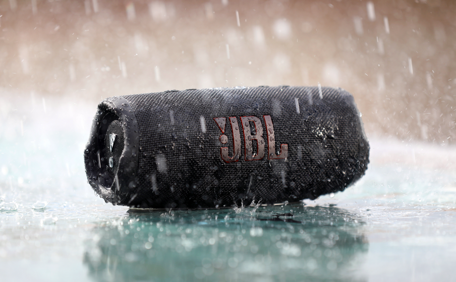 JBL Charge 5 Résiste à la poussière et à l’eau conformément à la norme IP67 - Image