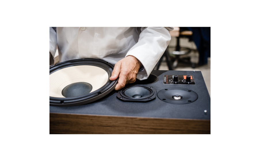 L100 Classic Haut-parleur de graves avec cadre coulé de 300 mm, membrane en pulpe de cellulose pure blanche dans une conception bass-reflex et évent à l’avant. - Image