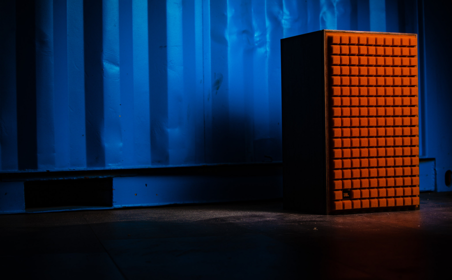 L100 Classic Design rétro avec le style emblématique de JBL et la grille en mousse Quadrex vintage dans un choix de trois couleurs : noir, orange brûlée et bleu foncé - Image