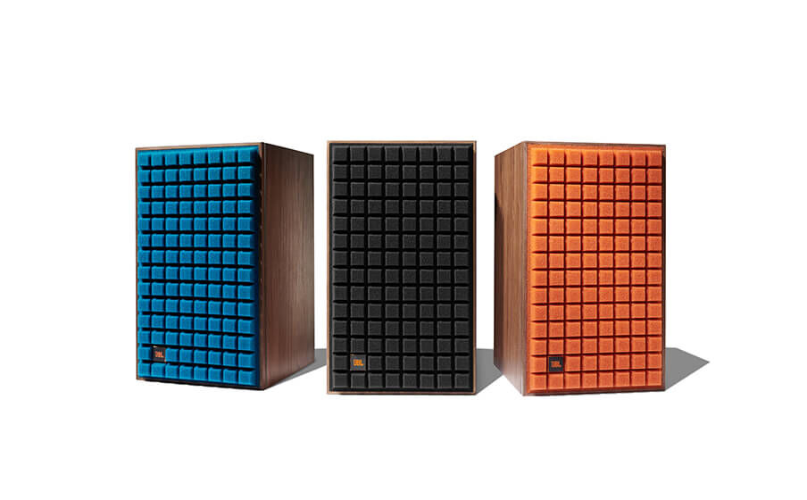 L82 Classic Design rétro avec le style emblématique de JBL et la grille en mousse Quadrex vintage dans un choix de trois couleurs : noir, orange brûlée et bleu foncé - Image