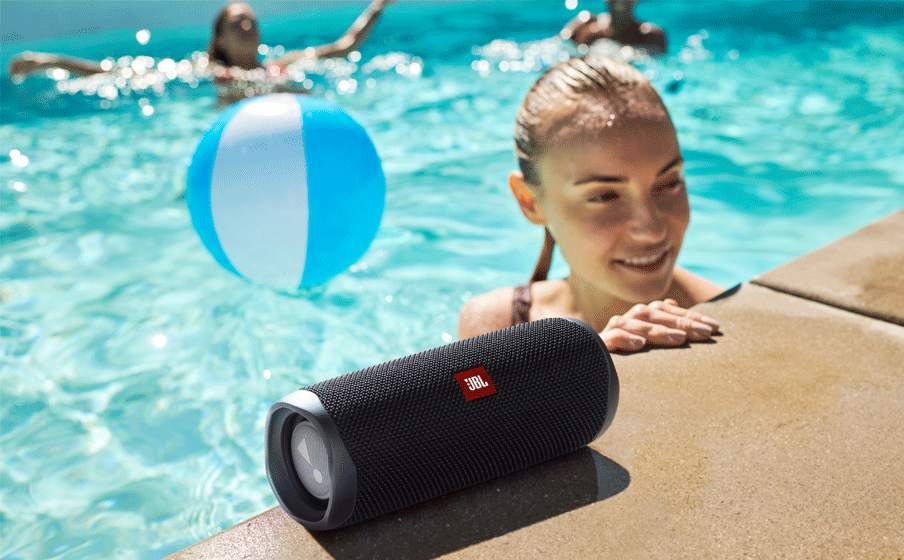 JBL Flip 5 Naie pas peur de l'eau avec son étanchéité IPX7 - Image