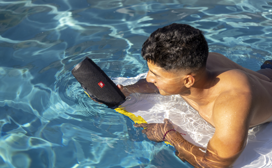 Noir Robuste et étanche : pour piscine et plage JBL Charge 4 Enceinte Bluetooth portable avec USB Son puissant Autonomie 20 hrs 