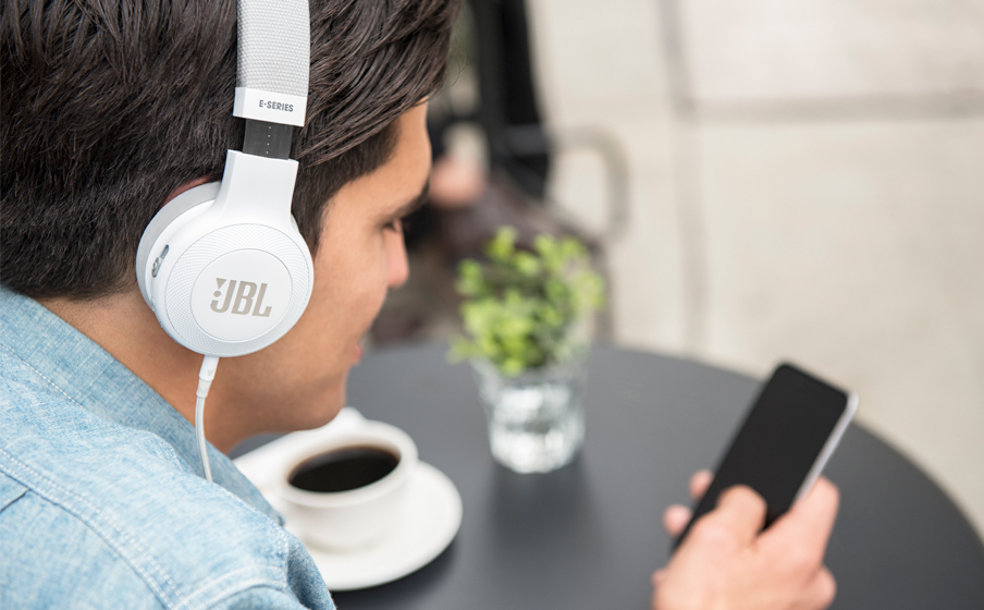 https://fr.jbl.com/on/demandware.static/-/Sites-masterCatalog_Harman/default/dw098c8338/pdp/E45-signature.png
