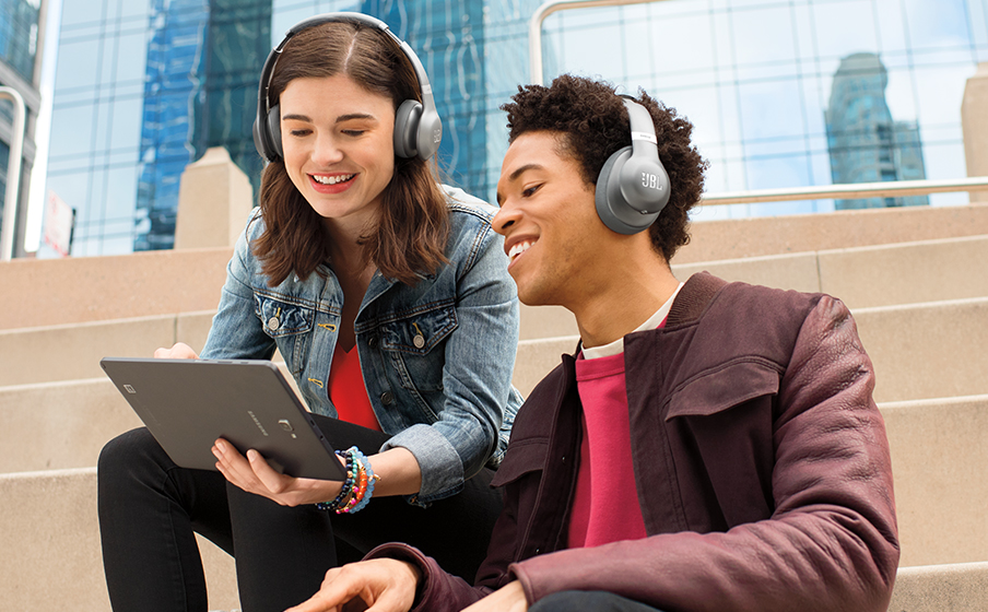 https://fr.jbl.com/on/demandware.static/-/Sites-masterCatalog_Harman/default/dw14306f15/pdp/HNR203685_310_710_RIVER_COMP_01_007-904x560px.jpg