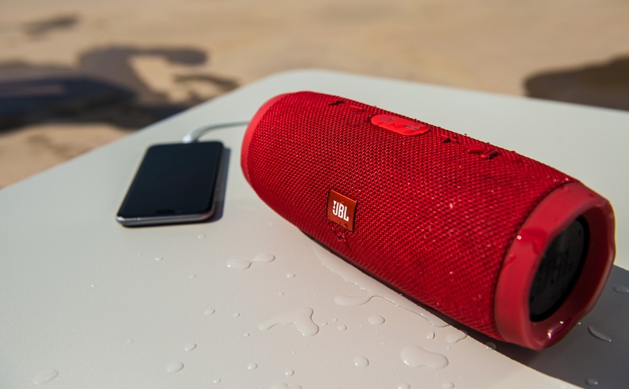 https://fr.jbl.com/on/demandware.static/-/Sites-masterCatalog_Harman/default/dw2bad32a3/pdp/charge3-lifestyle-1.png