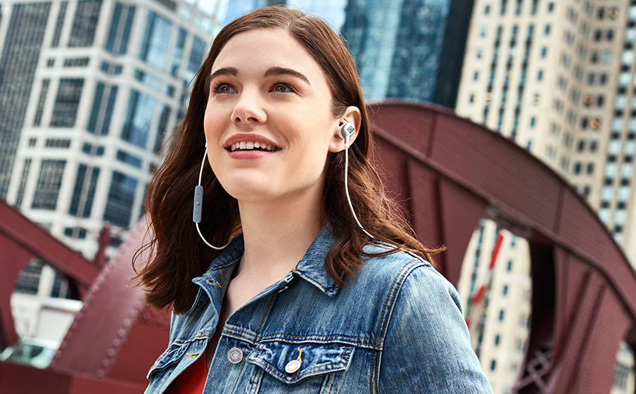 https://fr.jbl.com/on/demandware.static/-/Sites-masterCatalog_Harman/default/dwb3776aeb/pdp/JBL-Everest-110_STREET_099_Mountain-Silver-Fin-904x560px.jpg